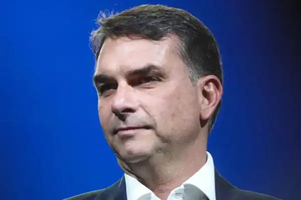 Flávio Bolsonaro afirma em SP que debate sobre o caso Dark Horse ‘é página virada’