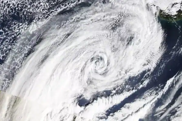 Ciclone extratropical avança com ventos de até 100 km/h e alerta para temporais