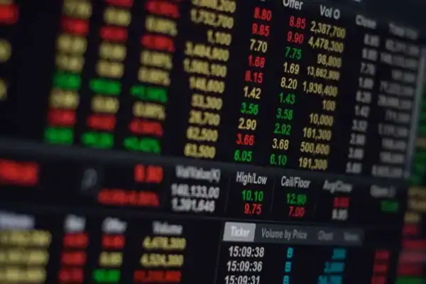 Bolsas europeias operam sem direção definida com petróleo em alta e juros soberanos em queda