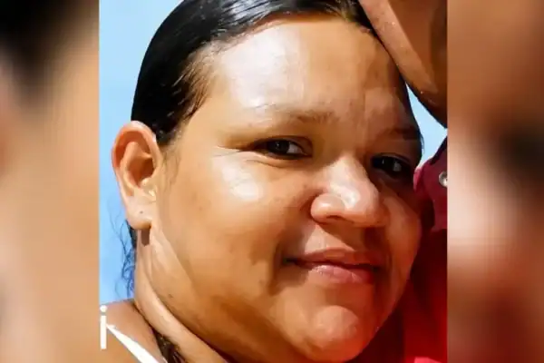 Ex-companheiro mata ex-mulher a golpes de enxada e foge com filha do casal