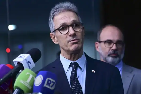 Zema faltou ao debate e teve sua ausência ignorada