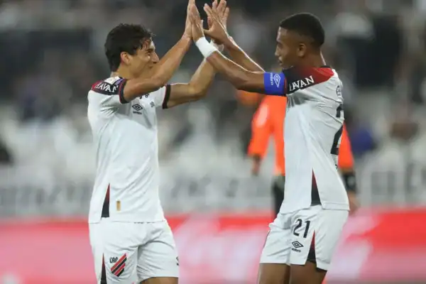 Athletico-PR amplia vantagem, suporta reação tardia do Botafogo e encosta no vice-líder do Brasileirão
