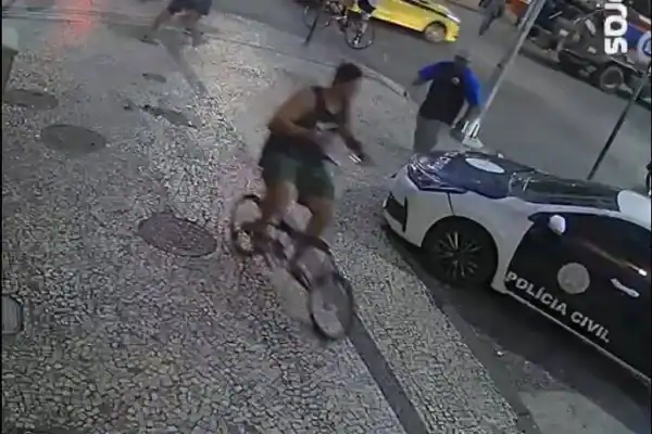 Preso por espancamento em Copacabana depõe pedalando bicicleta usada pela vítima
