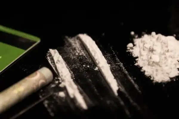 Policial é detido após ser filmado cheirando cocaína nos glúteos de mulher