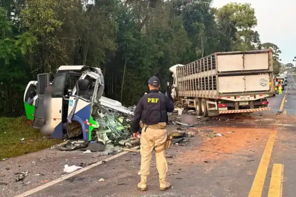 Sobrevivente de colisão entre ônibus e caminhão dá depoimento comovente