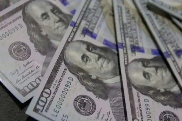 Dólar registra leve alta e retorna a R$ 5,15 com foco na inflação dos EUA
