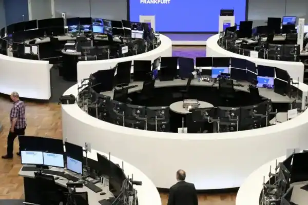 Mercados asiáticos fecham sem direção definida aguardando sinais de juros no discurso de Warsh
