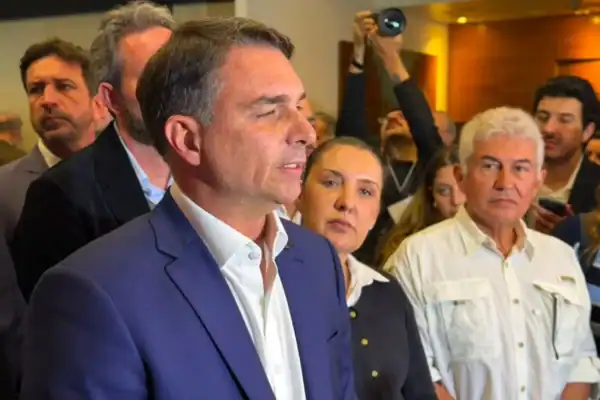 Flávio Bolsonaro se reunirá com ministro de Bukele para tratar de segurança
