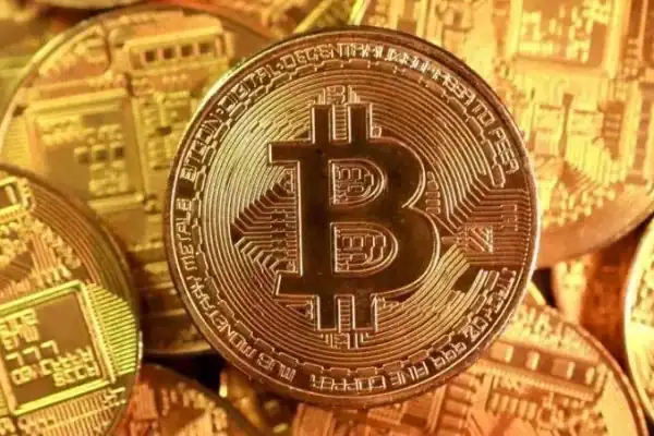 Criptomoedas: bitcoin cai mais de 3% após Warsh sugerir Fed mais restritivo
