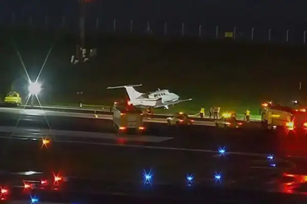 Jatinho que saiu da pista do Aeroporto Santos Dumont é içado pelos bombeiros