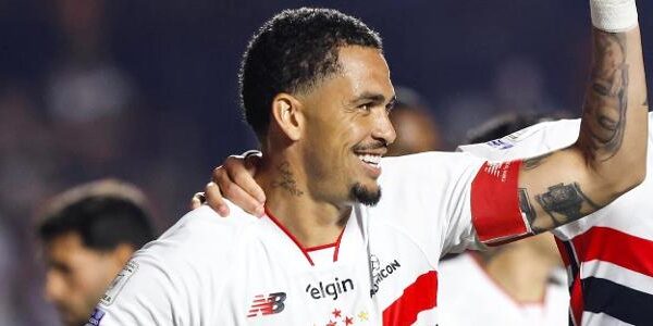 Luciano celebra vitória em meio à pior fase da história do São Paulo
