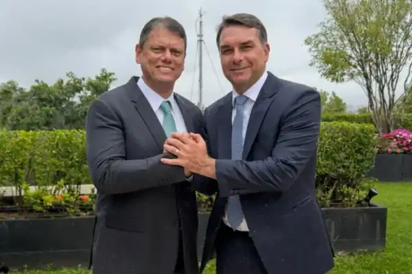 Tarcísio diz que Flávio Bolsonaro já esclareceu polêmica do filme Dark Horse