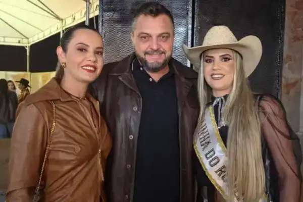 Rainha de rodeio revela vínculo amoroso com o marido e a irmã gêmea