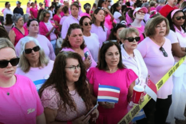 Inacreditável! Mulheres se reúnem para apoiar mãe que matou os 3 filhos