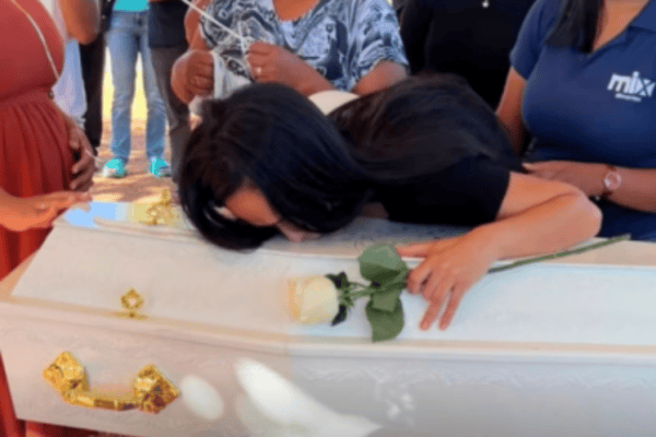 Mãe desaba durante velório do filho violentado pelo pai e faz pedido comovente
