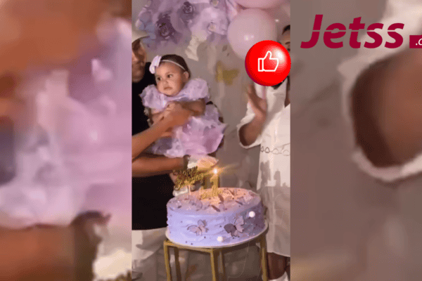 Aniversariante gorfa em cima do bolo durante os parabéns e reação da mãe viraliza