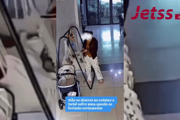 Mãe se distrai no celular e bebê sofre uma queda se ferindo seriamente