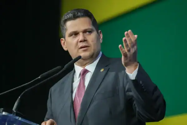 Alcolumbre se esquiva sobre mensagens de Moraes e Vorcaro: “Não devo achar nada”