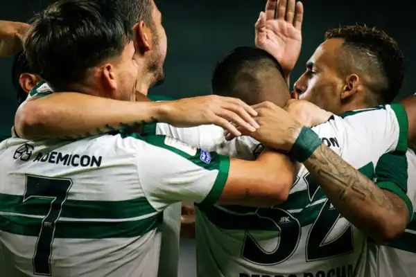 Em duelo movimentado, Coritiba supera o Remo por 3 a 2 e mantém sequência positiva