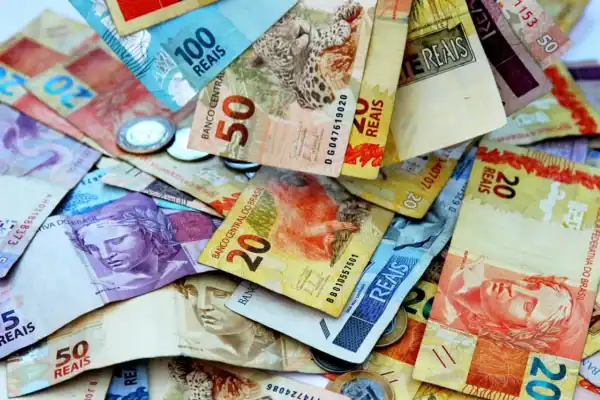 Taxas de juros encerram último pregão de agosto estáveis, mas curva se inclina no mês