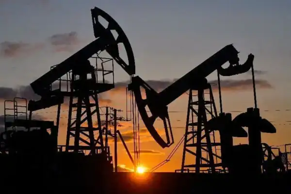 Petróleo fecha em alta com tensões no Oriente Médio e redução das reservas