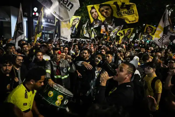 Master realizou pagamentos ao Metrópoles e ao escritório Barci de Moraes no mesmo dia, revelam mensagens de Vorcaro