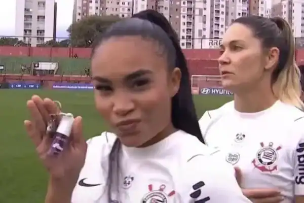 Corinthians é punido com multa após marketing de Thaís Regina no Hino Nacional