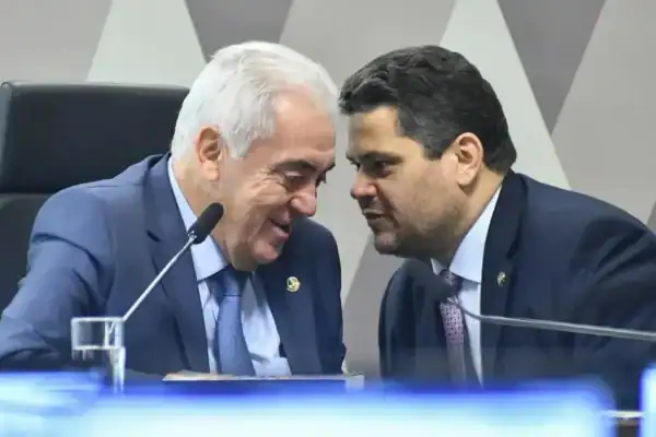 Guimarães afirma que decisão sobre PEC 6×1 cabe a Alcolumbre
