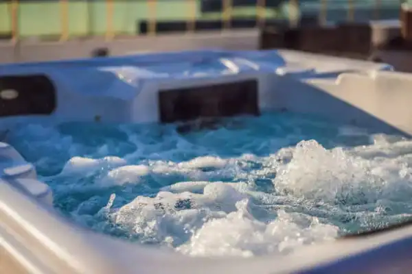 Casal é achado morto em jacuzzi após serem sugados; entenda