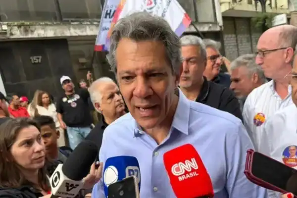 Haddad questiona ‘seletividade’ nas quebras de sigilo da PF e afirma que Flávio Bolsonaro é protegido