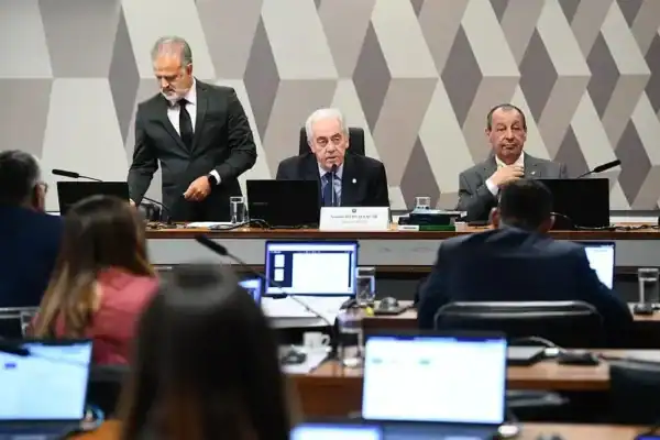 CCJ do Senado rejeita destaque da Oposição e encerra votação da PEC que acaba com escala 6×1