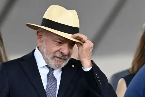 Lula anuncia fim da fila de benefícios do INSS após questionamento de César Tralli
