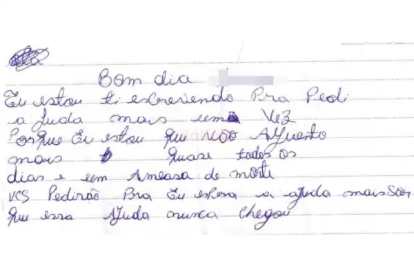Mulher faz pedido de socorro em bilhete no caderno do filho e é resgatada de cárcere privado
