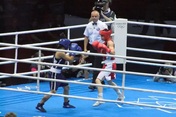 Katie Taylor encerra carreira diante de80 mil fãs e se consolida como lenda do boxe