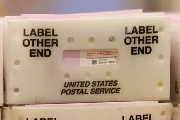 Votação por correio para eleições de meio de mandato inicia em batalha legal sobre USPS