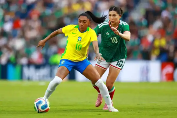 Futebol feminino bate recorde na janela de transferências e rende milhões ao Brasil