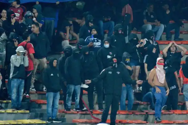 Torcedores do Internacional entram em confronto com seguranças e tentam invadir área dos jogadores