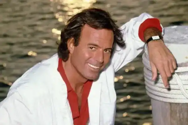 Julio Iglesias sofre nova denúncia; entenda o caso