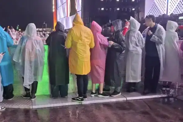Preço da capa de chuva dispara no Rock in Rio e chega a custar até 10 vezes mais