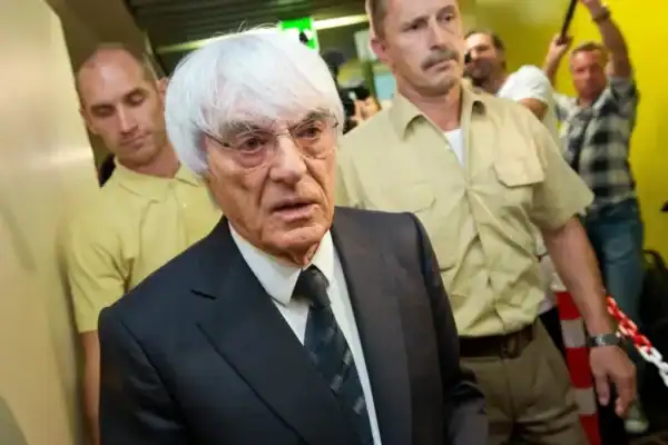 Bernie Ecclestone é detido em Portugal por portar espingarda em jatinho particular