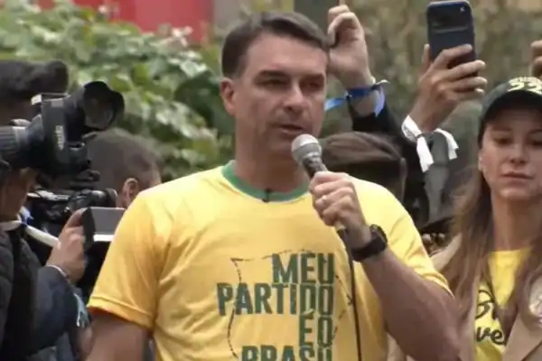 Flávio Bolsonaro associa Lula a Alexandre de Moraes e promete acabar com ‘consórcio’