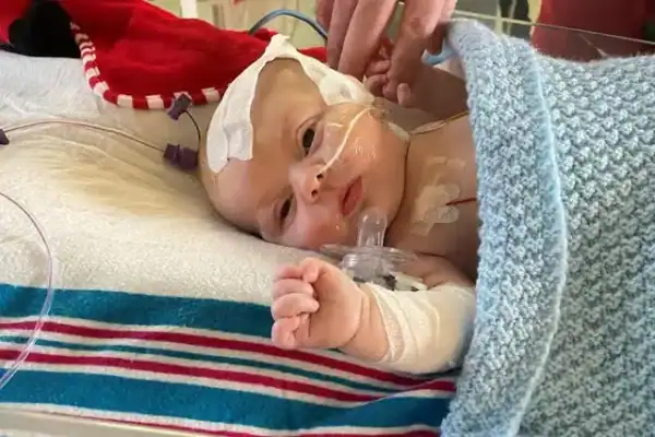 Câncer em bebê de 11 dias é descoberto por sinal na unha