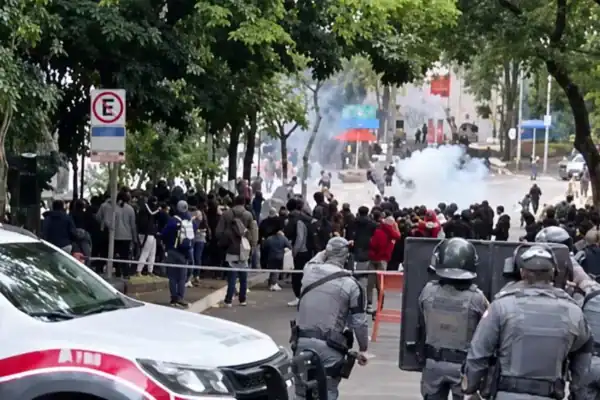 Bombas, fumaça e correria marcam atos de 7 de Setembro na Avenida Paulista