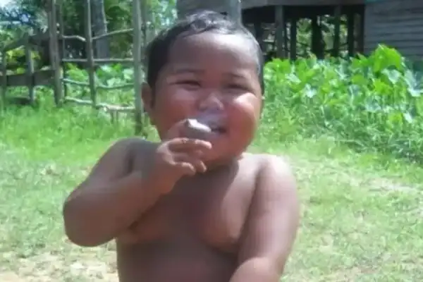 Pai oferece primeiro cigarro ao filho de 18 meses e desencadeia vício que choca o mundo