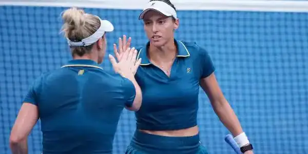 Stefani e Dabrowski perdem dois match points, cedem virada e são eliminados na semi do US Open