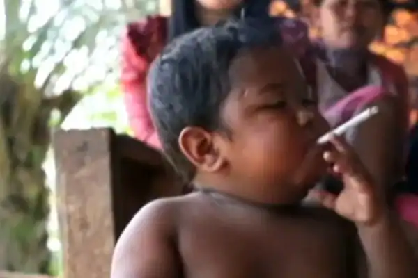Você lembra dele? Descubra como está o bebê que viralizou fumando 40 cigarros há 16 anos