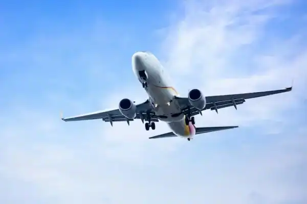 Passageira russa embriagada morde comissário e tenta abrir porta de avião