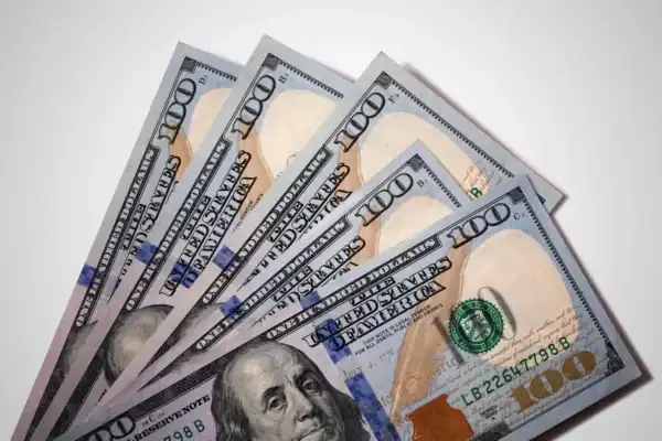 Real se afasta do exterior com ‘trade eleitoral’ e dólar retorna a R$ 5,10