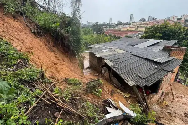 Família morre soterrada após barranco desabar em casa durante temporal em Ponta Grossa (PR)