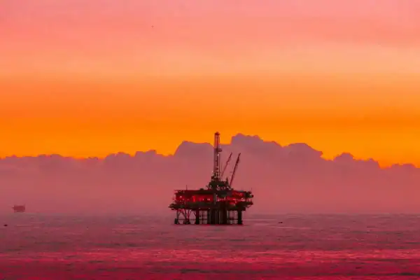 Petróleo fecha em alta com escalada no Oriente Médio e pausa no diálogo EUA-Irã
